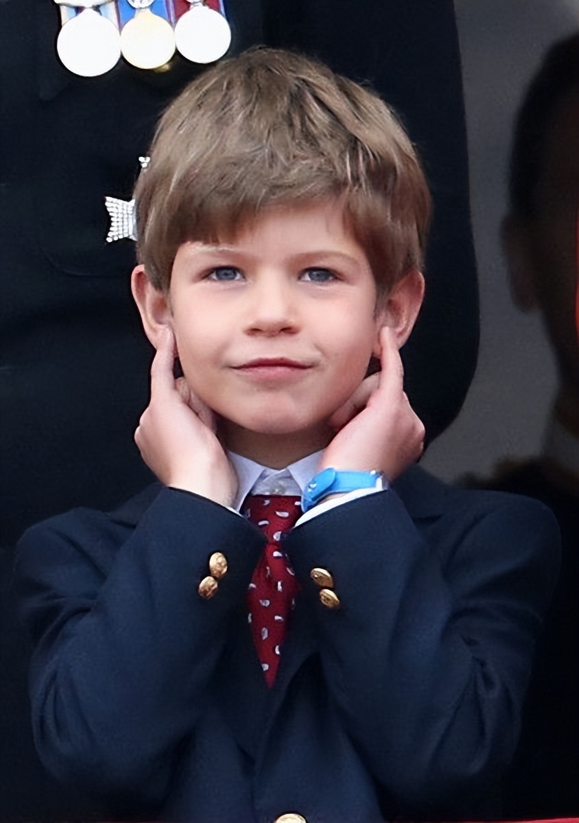 英国女王登基庆典凯特赢很大？纯白穿搭迷人优雅，带萌娃站C位