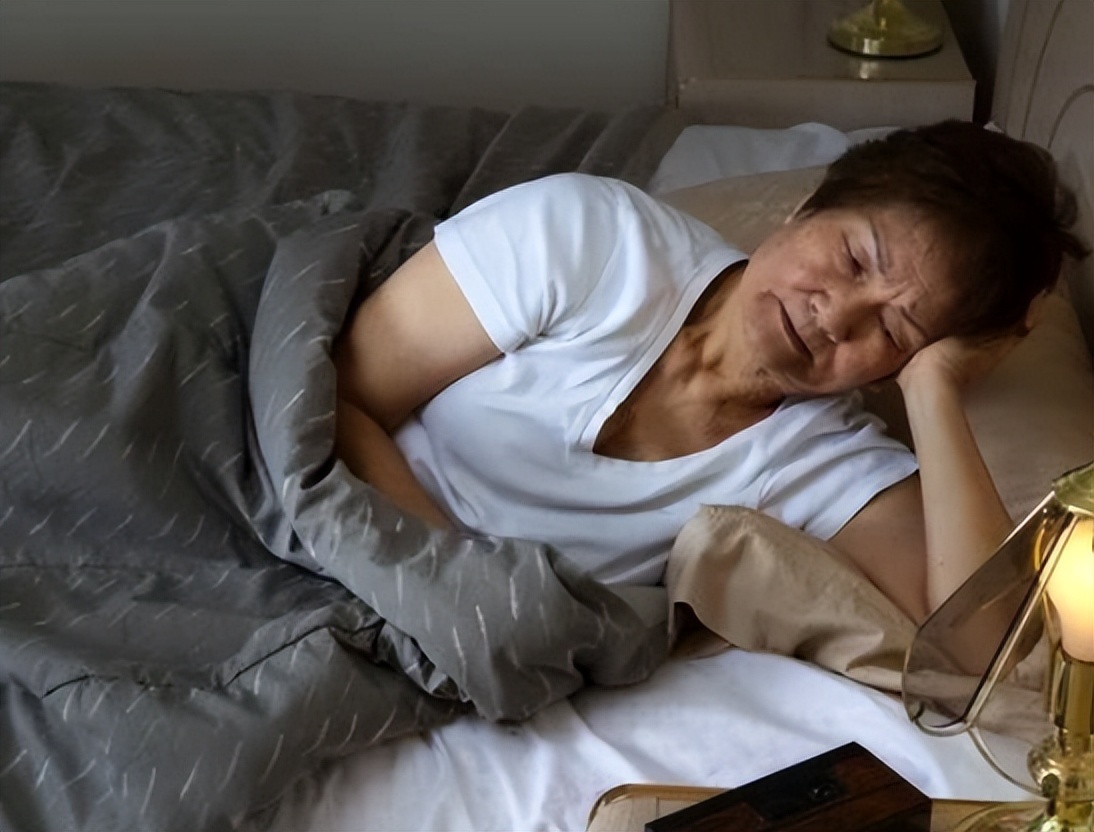 老年人夜尿几次算正常？有哪些危害，如何应对？