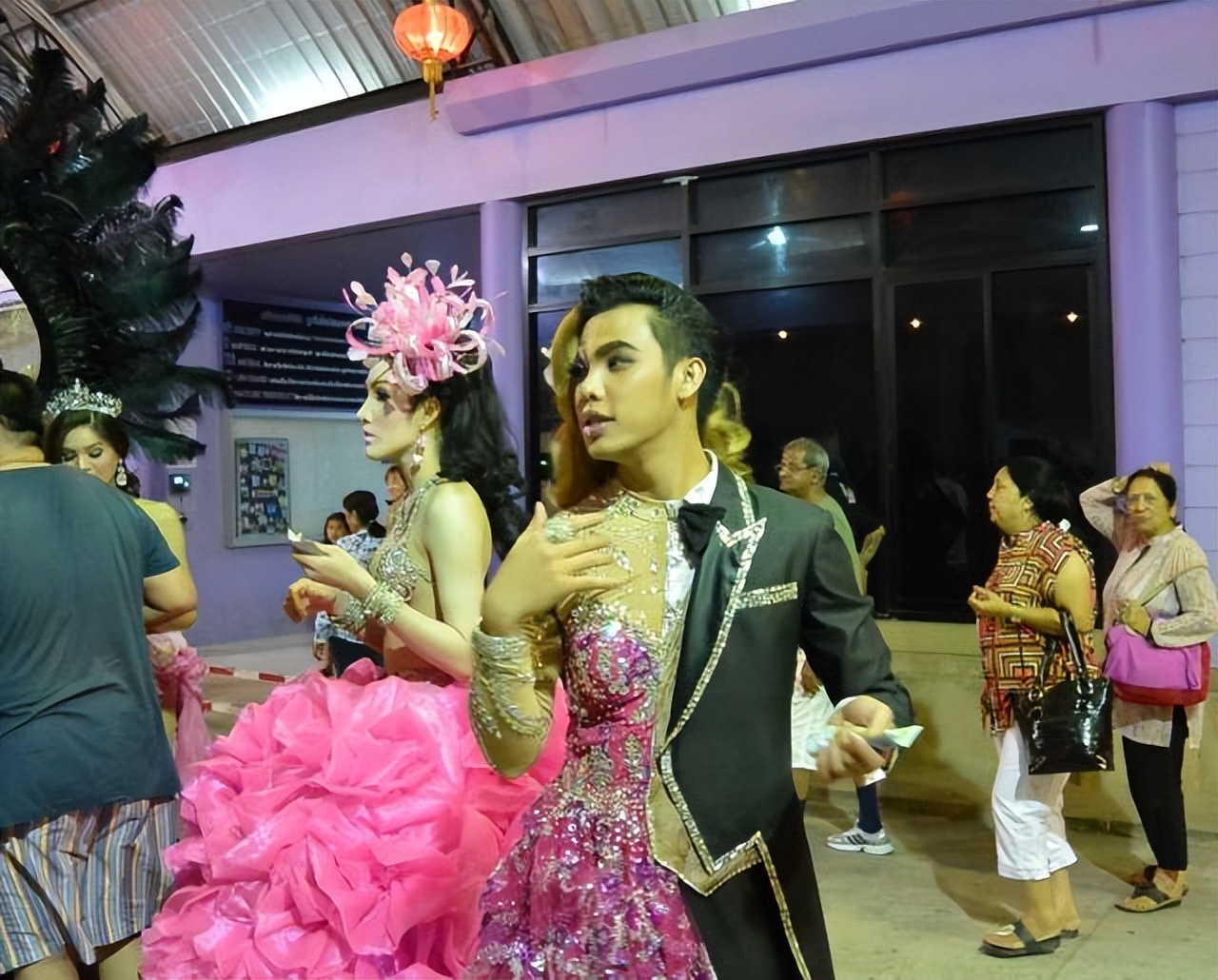 泰国“人妖”的晚年生活:光鲜的背后是心酸,仅30岁就开始衰老