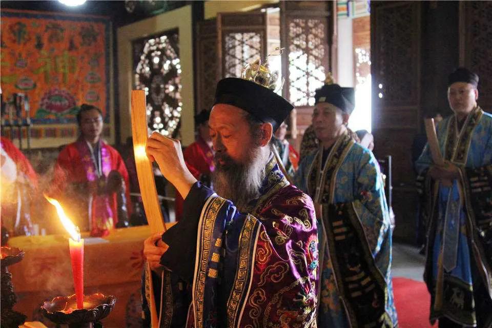 到寺庙烧香拜佛插香有什么规矩,到外面大庙里烧香拜佛有什么规矩