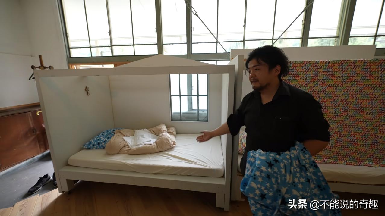 他住在日本深山一间废弃了的学校里7年，活成了许多人追求的样子