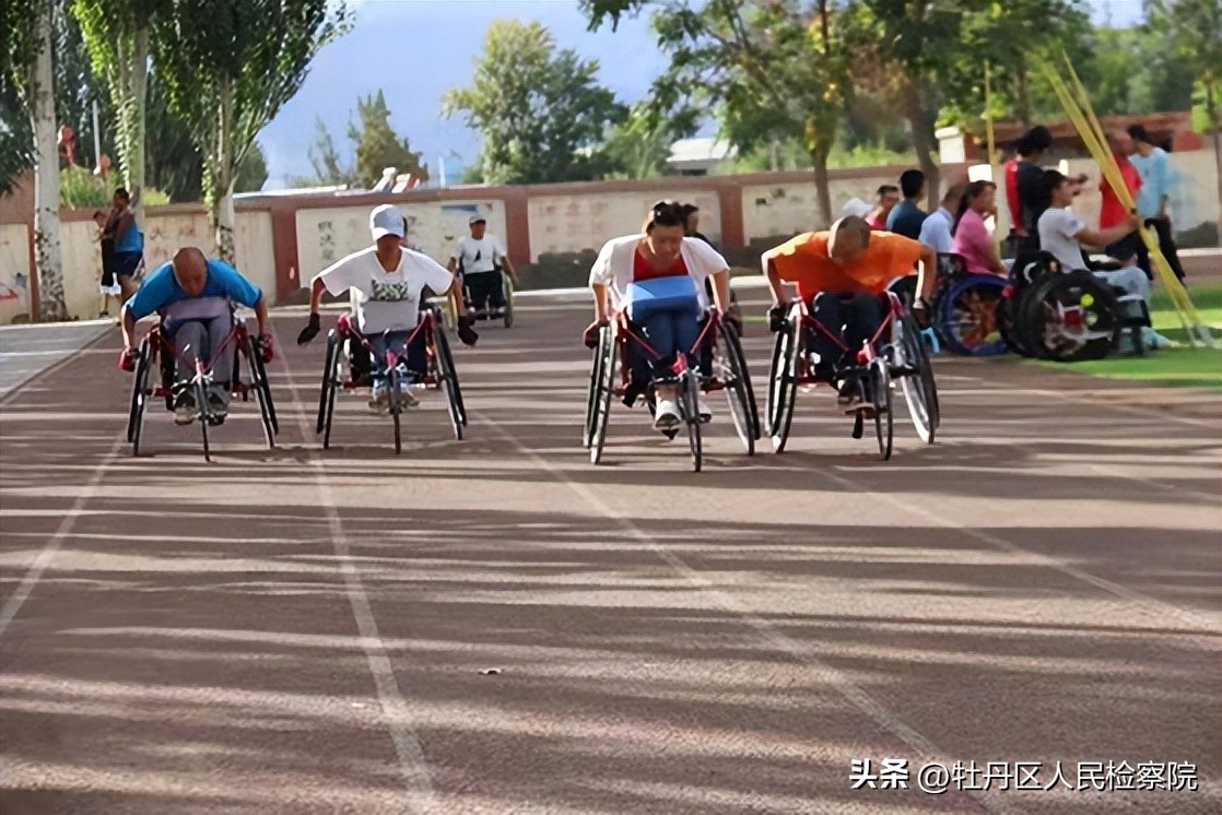 在轮椅上跳舞的人,坐在轮椅上的奔跑者