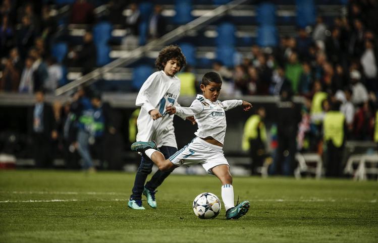 十二岁的c罗和迷你罗踢球,迷你罗对c罗的重要性