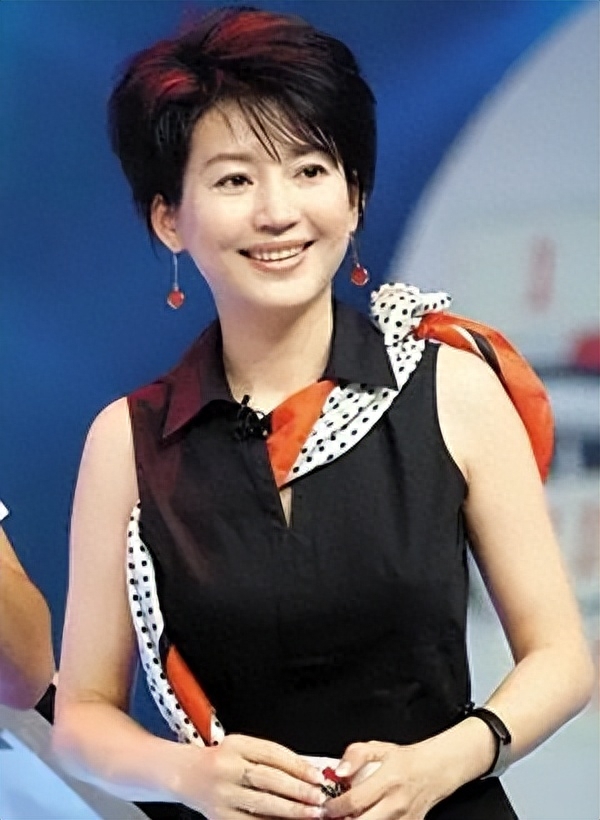 央视一姐王小丫的视频,央视主持人王小丫2000年身体状况