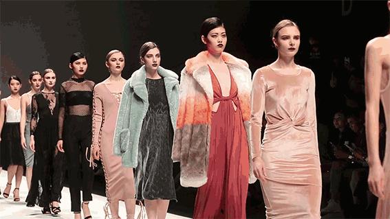 一看就会的超简单丝巾时髦搭配,一条丝巾让你优雅又气质