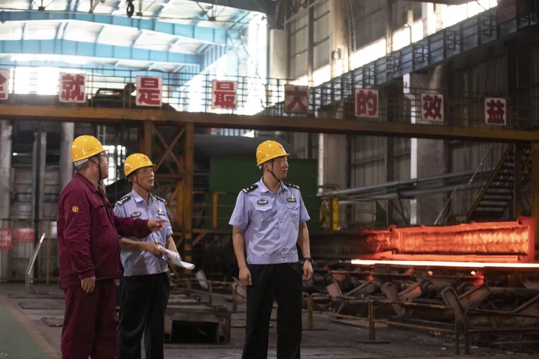 党旗在我们的心中高高飘扬,让党旗在基层一线高高飘扬