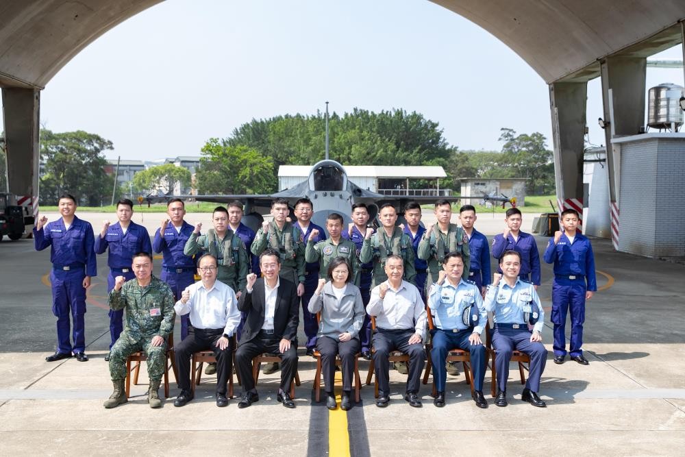 蔡英文突访“天驹部队”，无侦7穿越台湾海峡，台放弃导弹追监