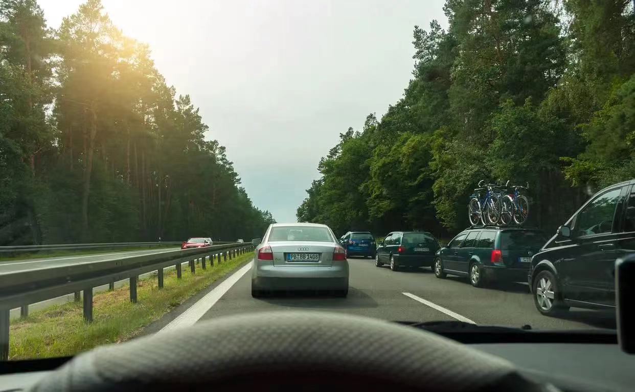 在高速路上前车急刹车追尾怎么办,高速上遇到障碍物突然急刹追尾
