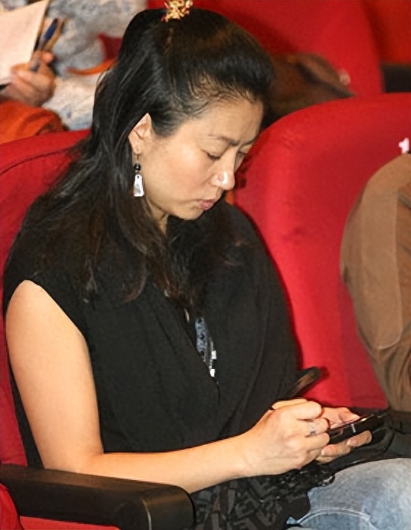 央视一姐王小丫的视频,央视主持人王小丫2000年身体状况