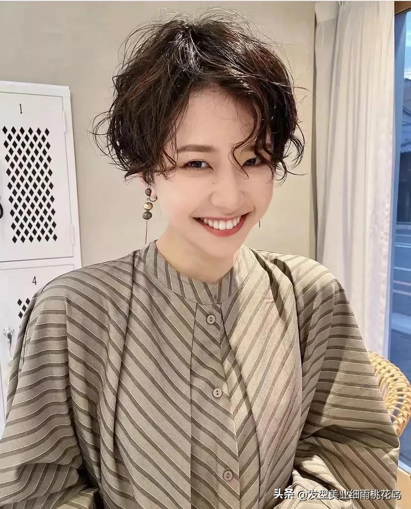 显年轻洋气的烫短发,显脸小显年轻的短发