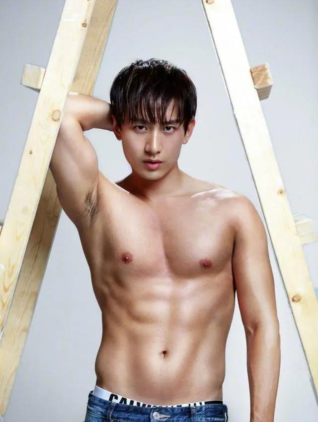 成毅展现自己的肌肉,有没有觉得成毅有肌肉也挺帅的