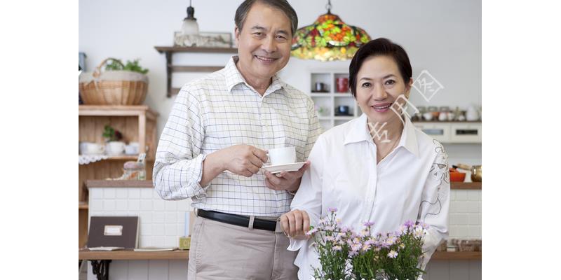 亲爸后妈把孩子给打了,姐弟被后妈打得奄奄一息