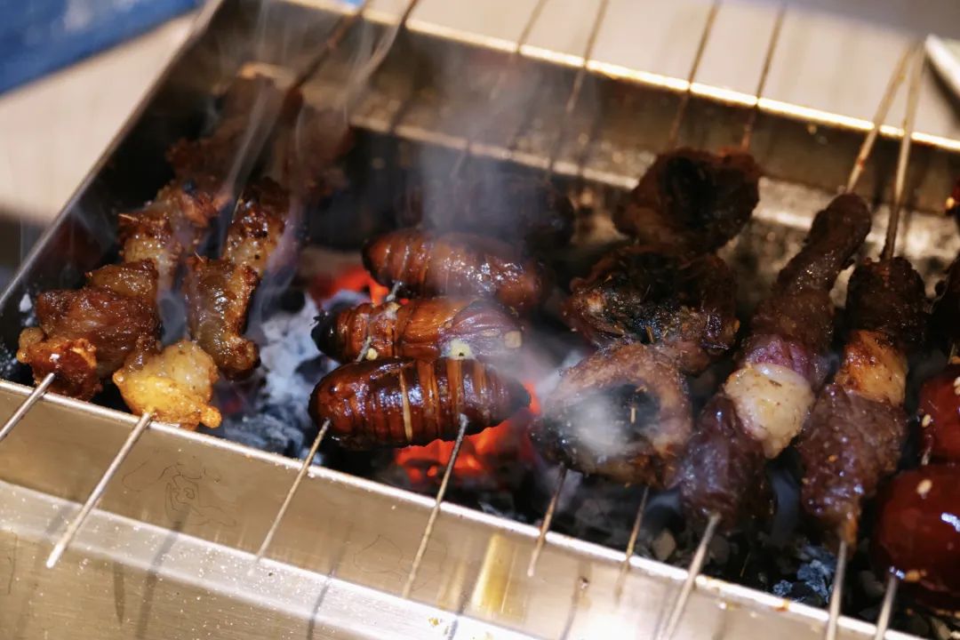 去了这座魔幻的东北烧烤之城，感觉这些年的烧烤都白吃了