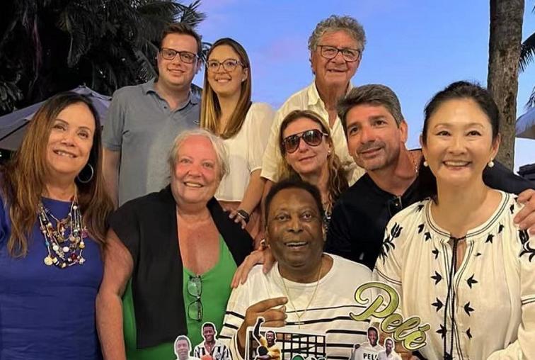 球王贝利有多少儿女,球王贝利坐轮椅