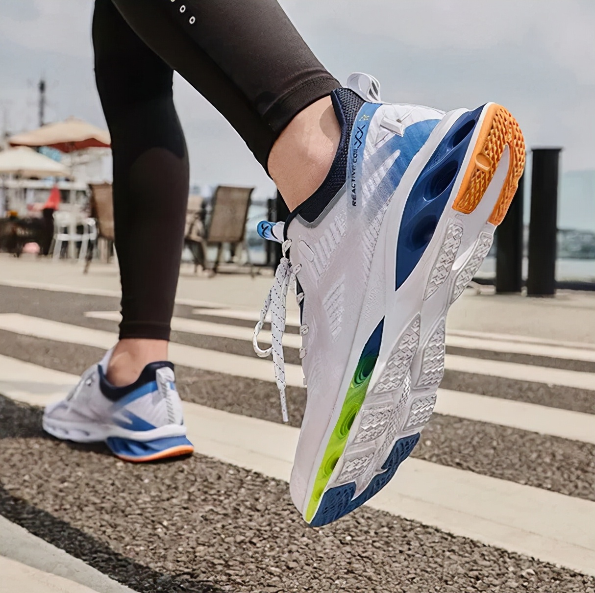 特步也崛起了！减震旋跑鞋来袭，9年结构缓震，成就夏日通勤佳品