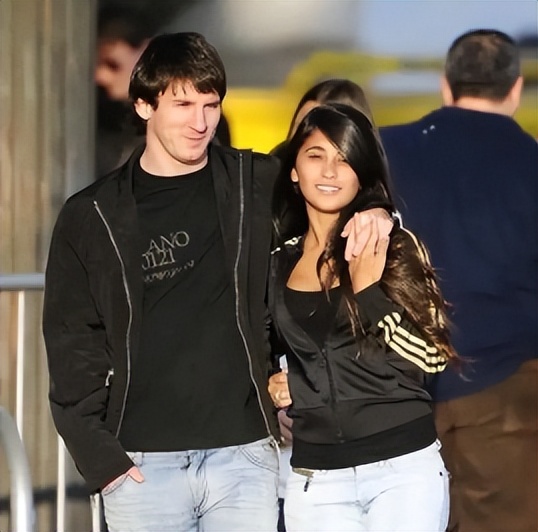 梅西获得金球奖c罗握手梅西,梅西工资卡给老婆