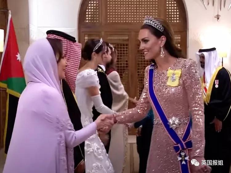 凯特王妃高级造型,凯特王妃穿蓝色格子英伦风