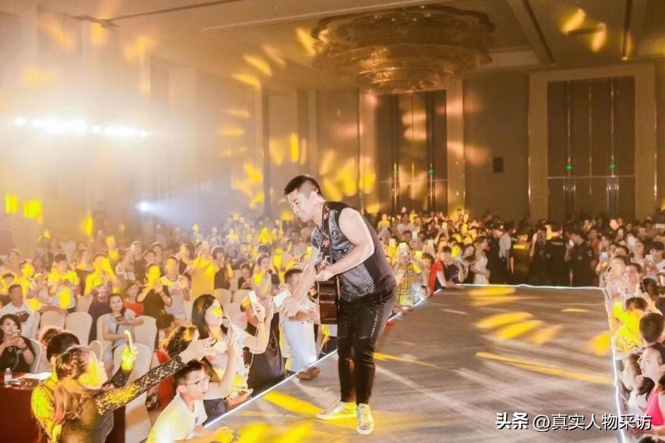 8090后的街头卖唱,13岁少年坚持7年陪父街头卖唱