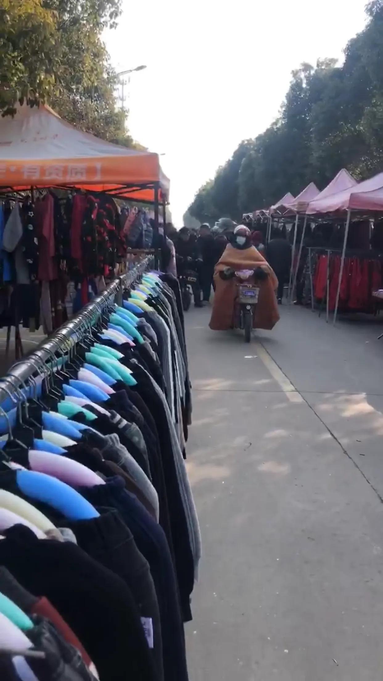 我就是那个第一批“天坑”专业受害者，现改行卖地摊童装了