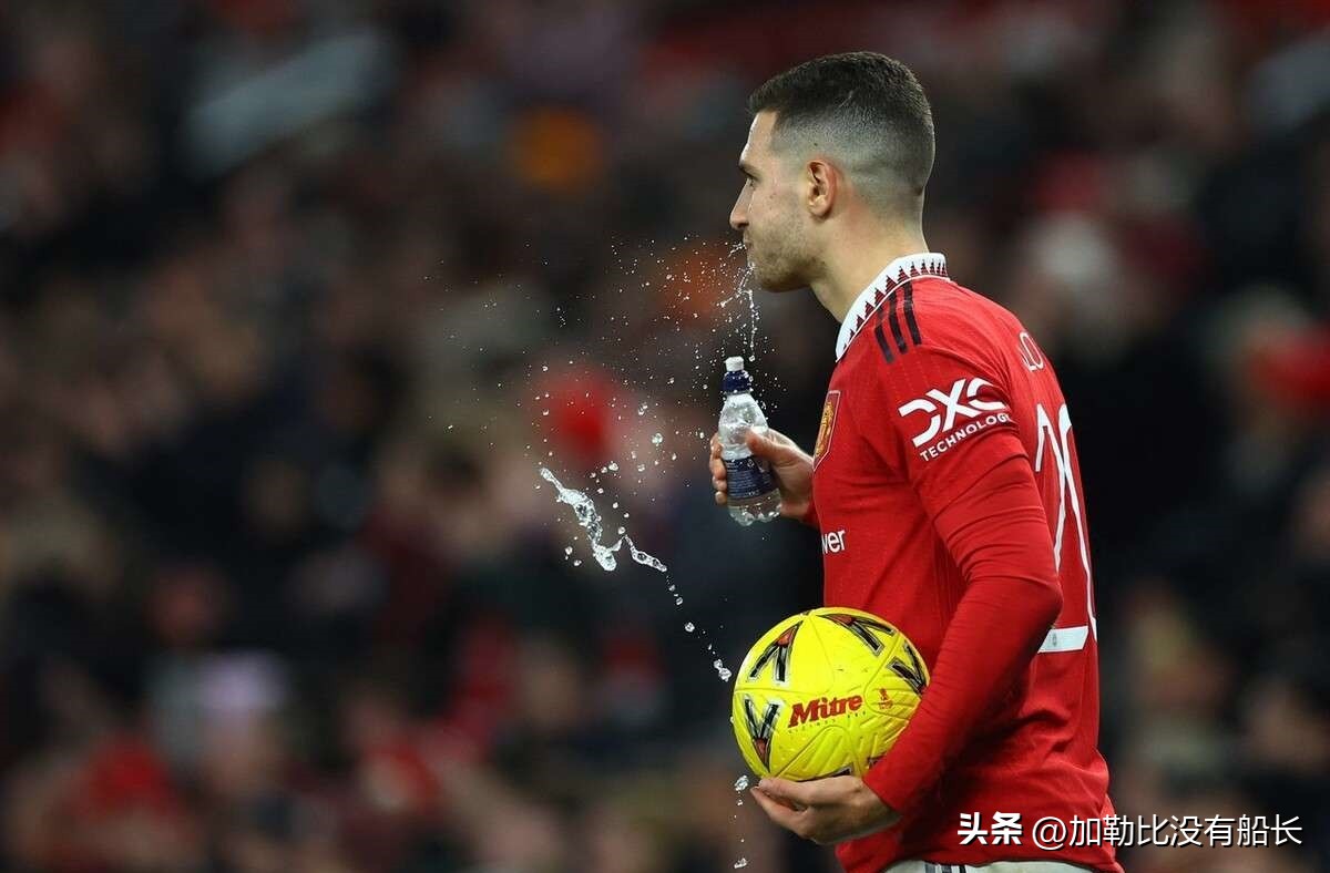 曼联战胜巴萨滕哈赫向球迷喊话,曼联在滕哈赫带领下何去何从