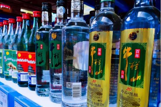 白酒销量第一名牛栏山,牛栏山一年能卖十四亿瓶