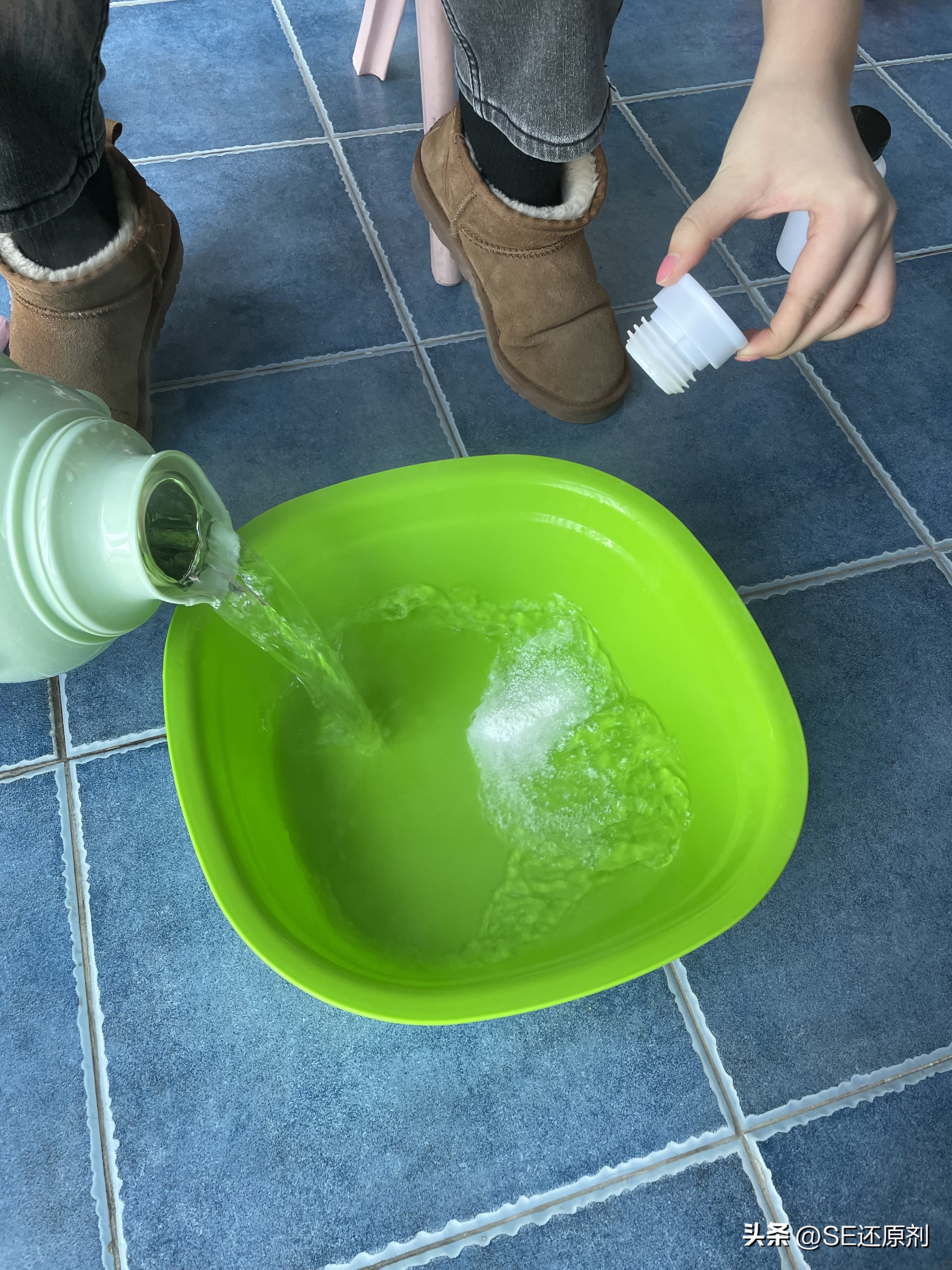 洗衣服白色被染色怎么恢复,洗衣服被染色了怎么洗回去