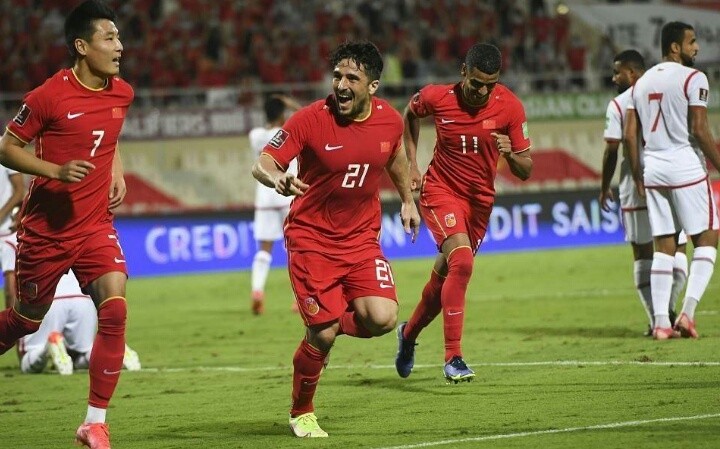 徐亮李铁同队比赛,前国脚徐亮怒批