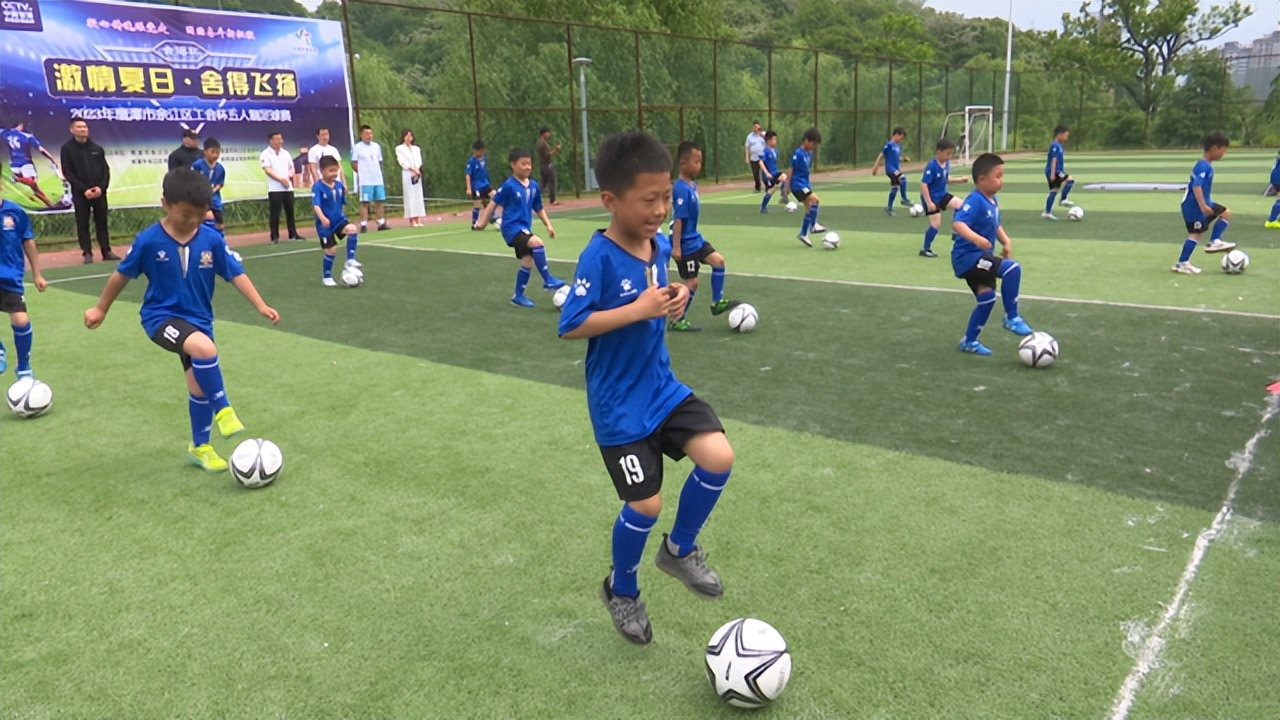 不惧风雨球场争锋2023年“庆五一”鹰潭市余江区“工会杯”五人制足球赛举行