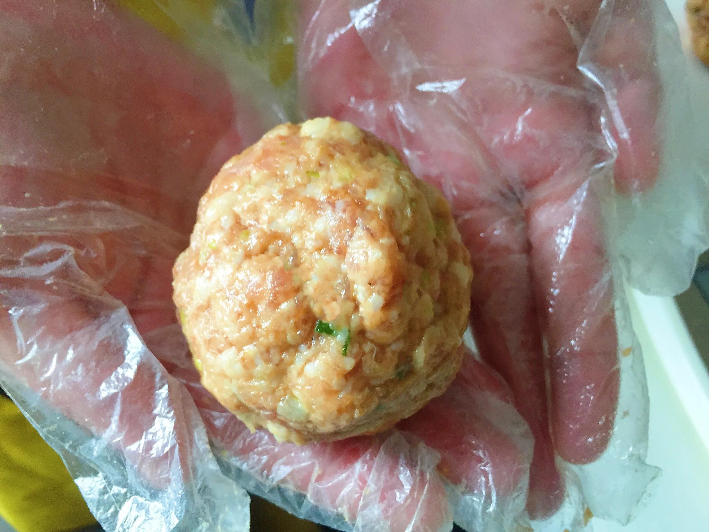 红烧狮子头怎么做才能滑嫩不散,大厨教你做红烧狮子头又香又解馋