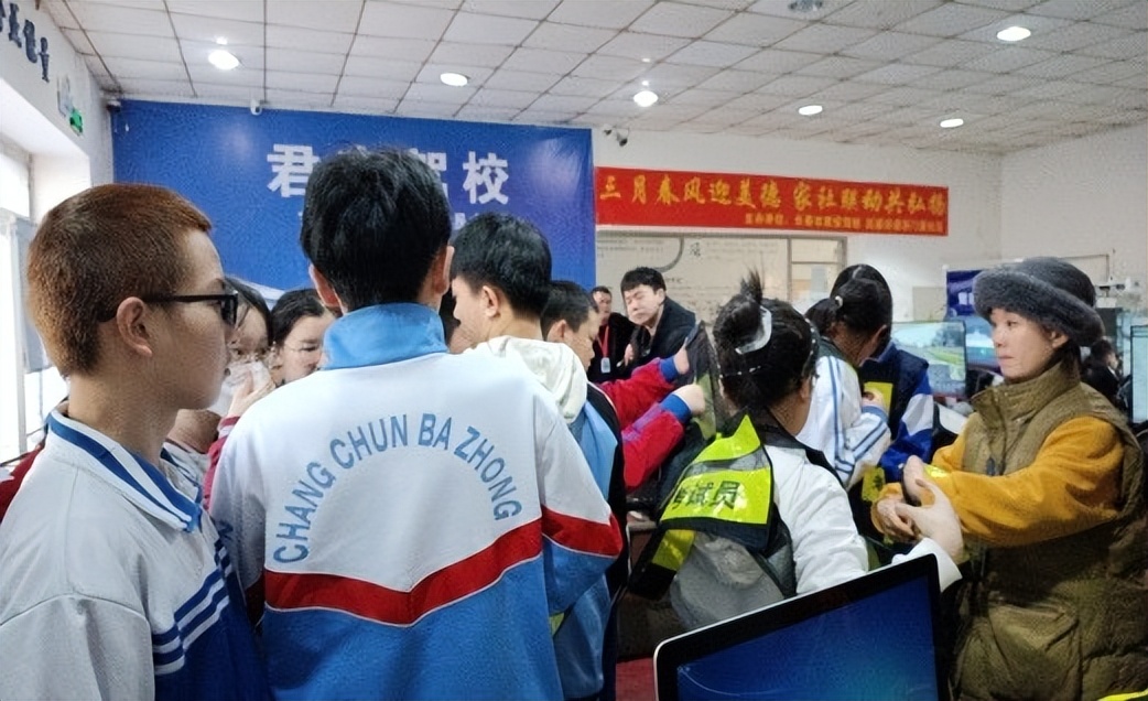 三月春风暖人心雷锋精神永传承,三月春风暖人心雷锋精神代代相传