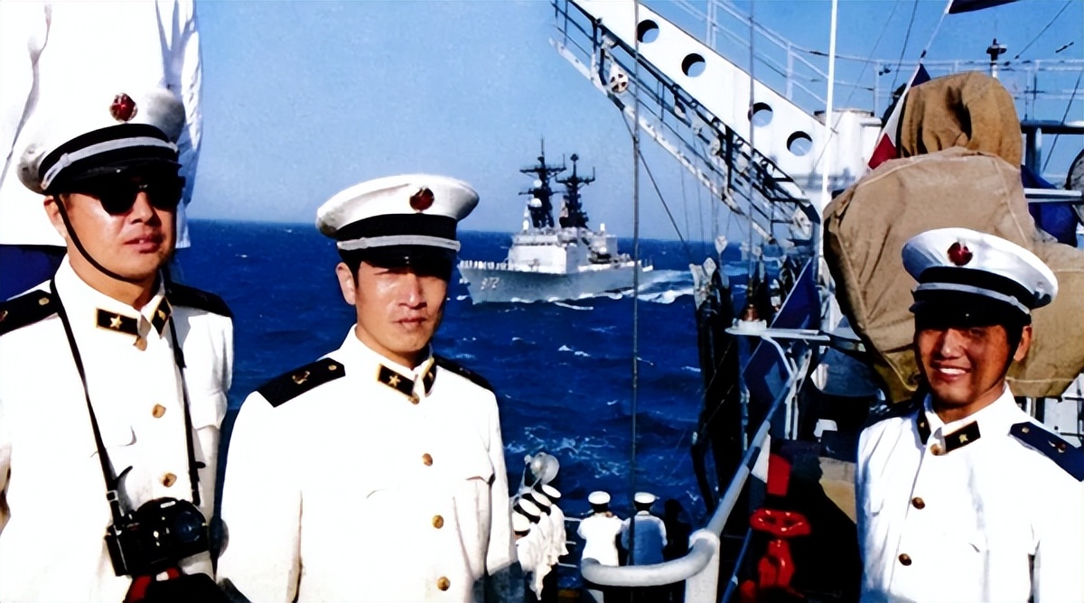 我军舰队驶入公海，某国驱逐舰阻拦，开国中将喊话：后果自负