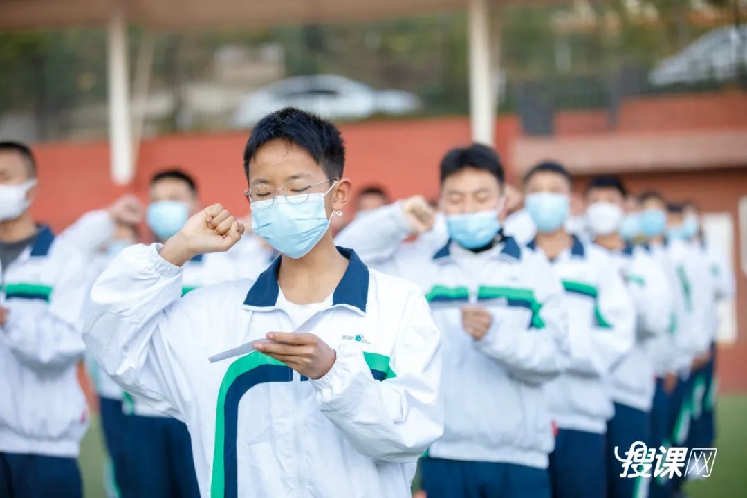 千名学生传递巨幅国旗,开学典礼百人传旗