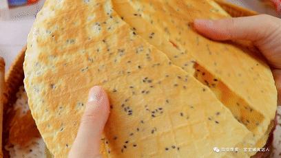 2个鸡蛋一碗面,2个鸡蛋2勺糖1勺麻油打成糊