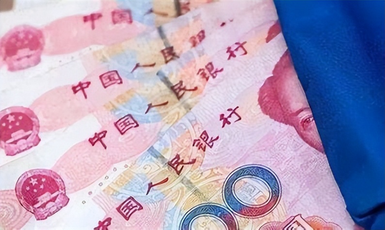 女子4800万存银行,女士2400万存银行钱没了