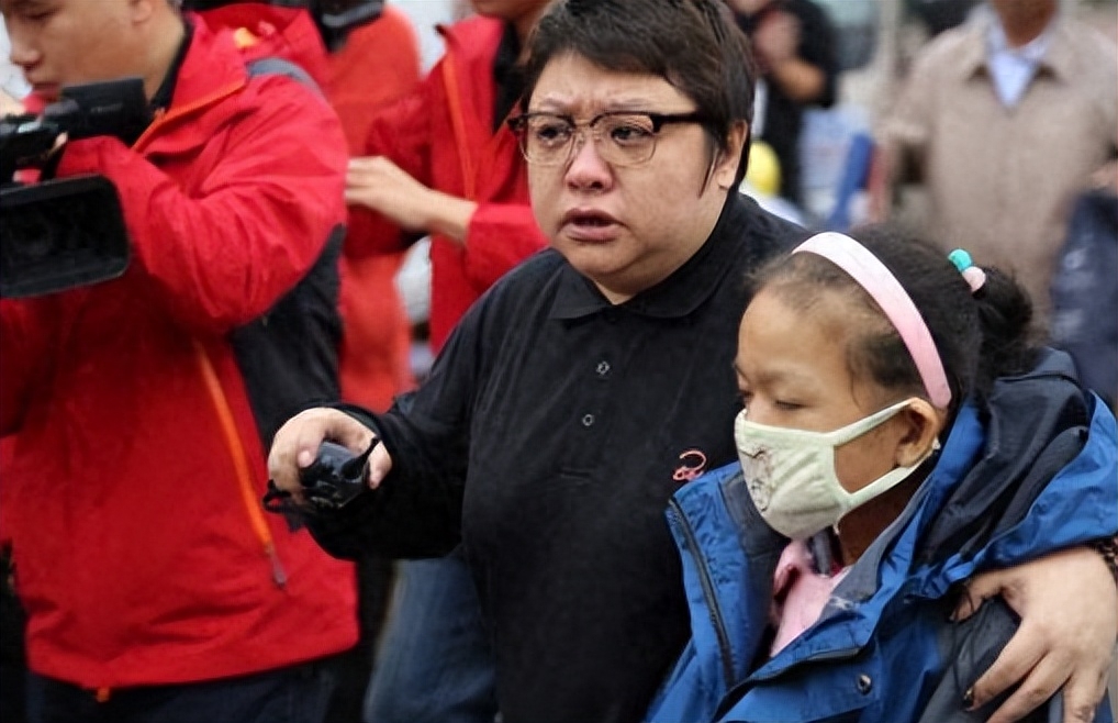 现在的韩红是怎样的一个人,明明可以靠实力却偏偏靠运气