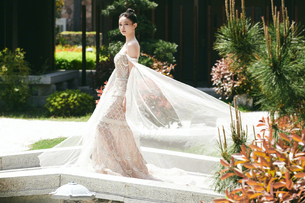 林允一袭黑色吊带深v长裙走红毯,林允粉色镂空长裙造型甜美清新