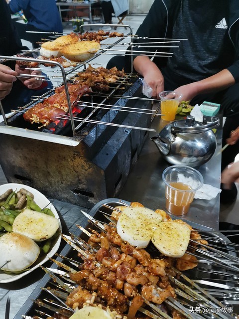 现在开淄博烧烤店来得及吗,淄博烧烤店服务员一个月收入多少