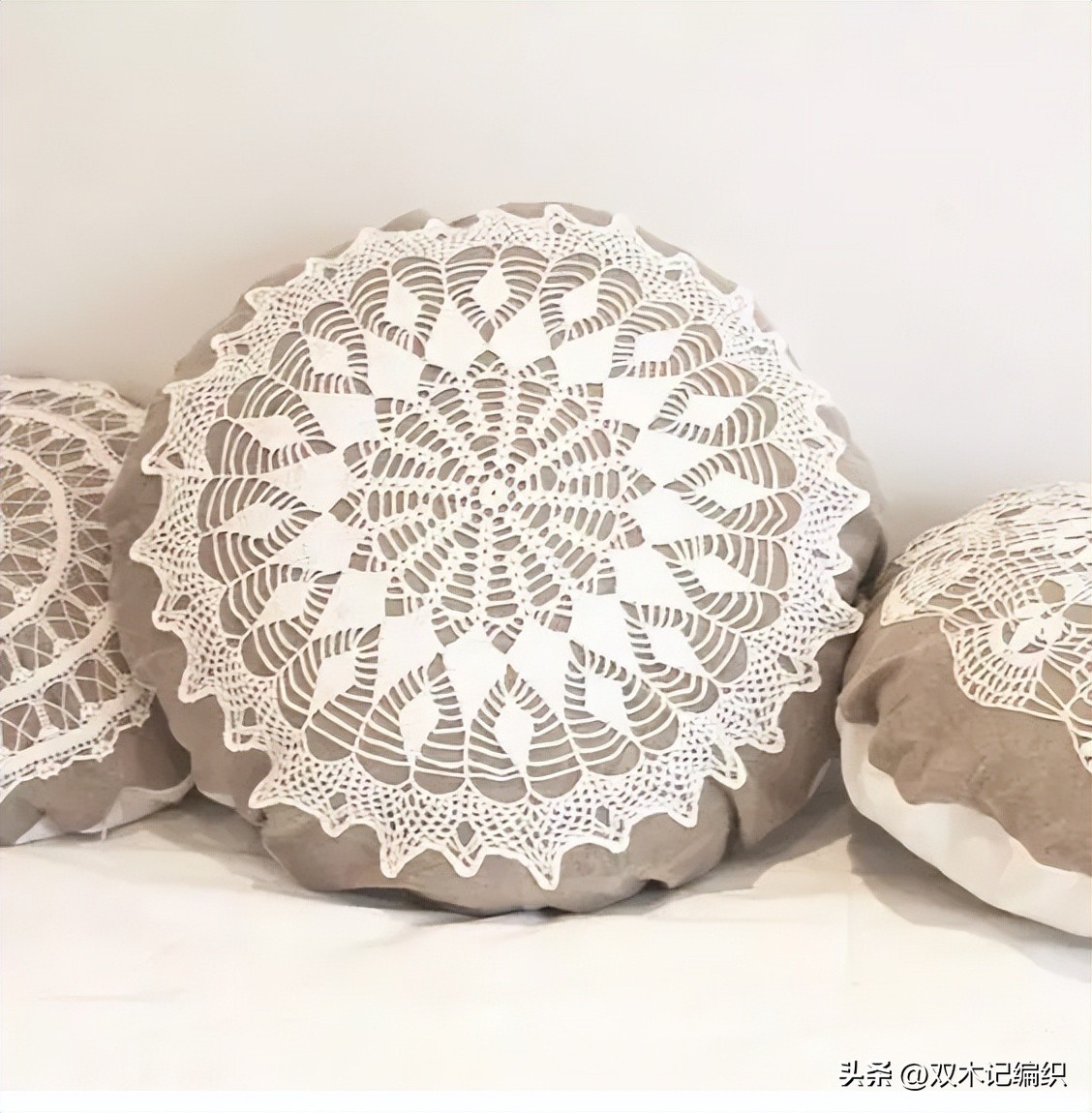 钩好的几片蕾丝缝到布艺抱枕和包包上，身价立马倍升