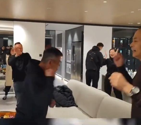 女足夺冠爸爸欢呼,王霜父亲恭喜女足夺冠