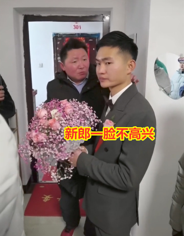 伴娘拦门要多少红包,伴娘堵房门要红包被误伤