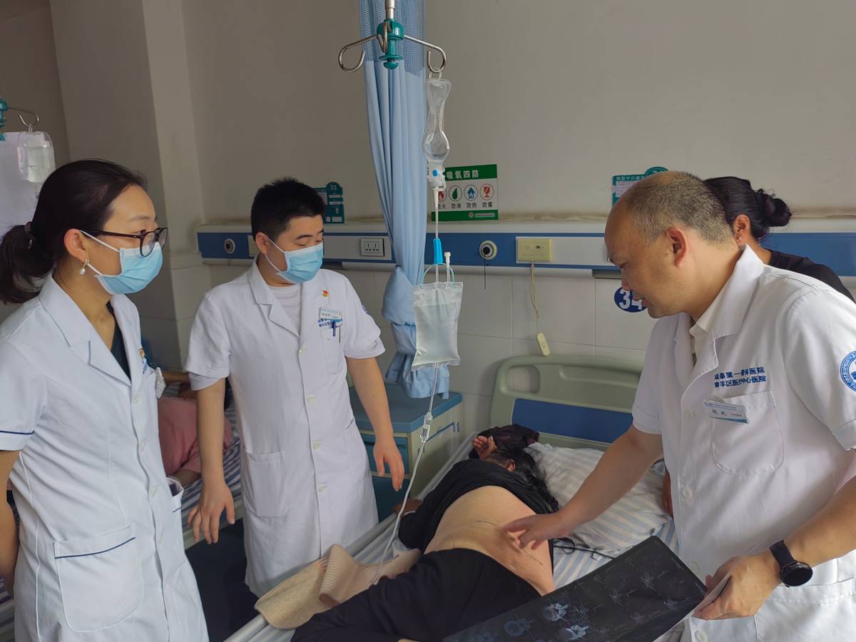 多看一个是一个让群众获得更好的诊疗成都“百名骨科医生走基层”活动侧记