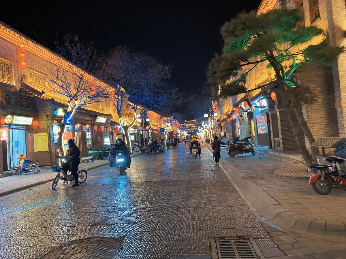 1男子花10万块买了8套房,男子1000块钱一套房