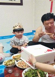 “帮表弟理发，不小心碗歪了，这下可咋办？”哈哈哈