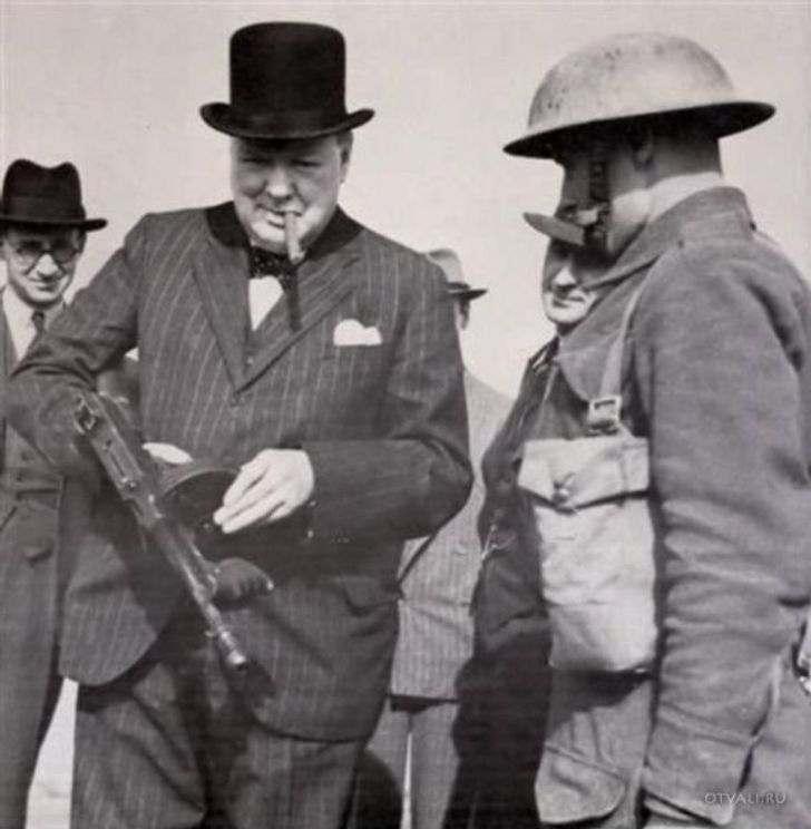 25张活久未见的照片，7岁的C罗、8岁的王妃、小李子用啥泡酒？