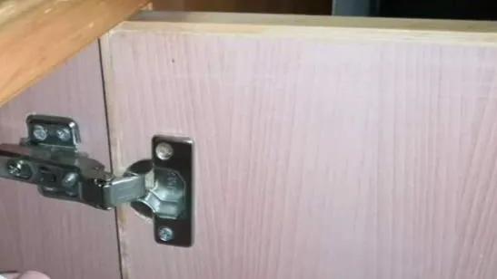 柜门铰链上的螺丝掉了是什么原因,柜门铰链两个螺丝