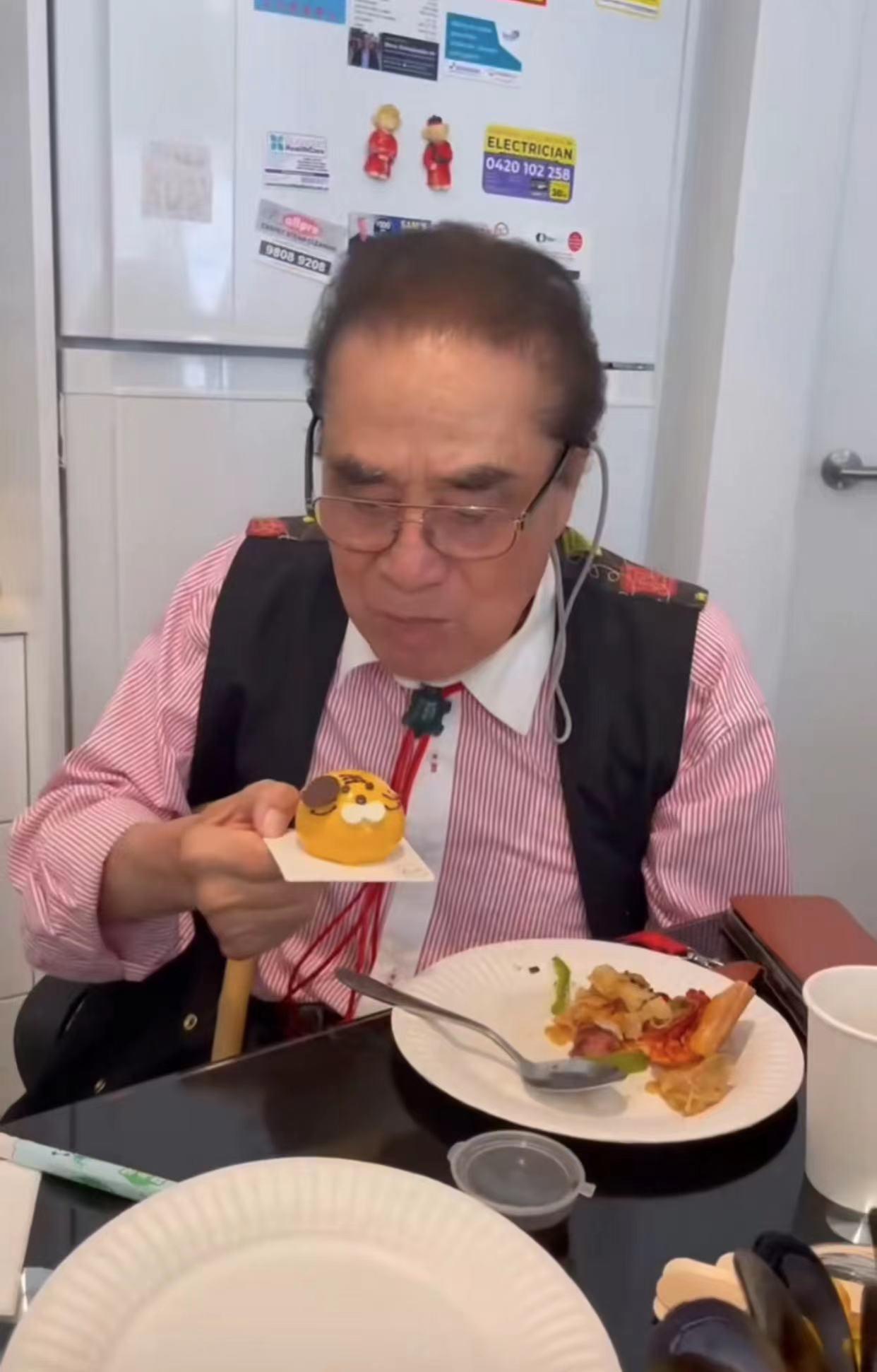 88岁“纣王”达奇定居澳洲！宴客吃披萨快餐，住宅堆满杂物显简陋