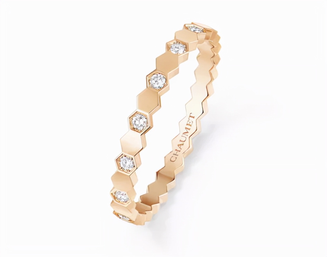 Emily在巴黎II上线即遭吐槽，真正的巴黎女人怎么搭珠宝？