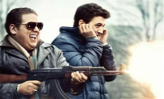 *夹弹**一捏就碎，犹太小伙卖“老*药弹**”坑美国3亿，却因抠门被抓？