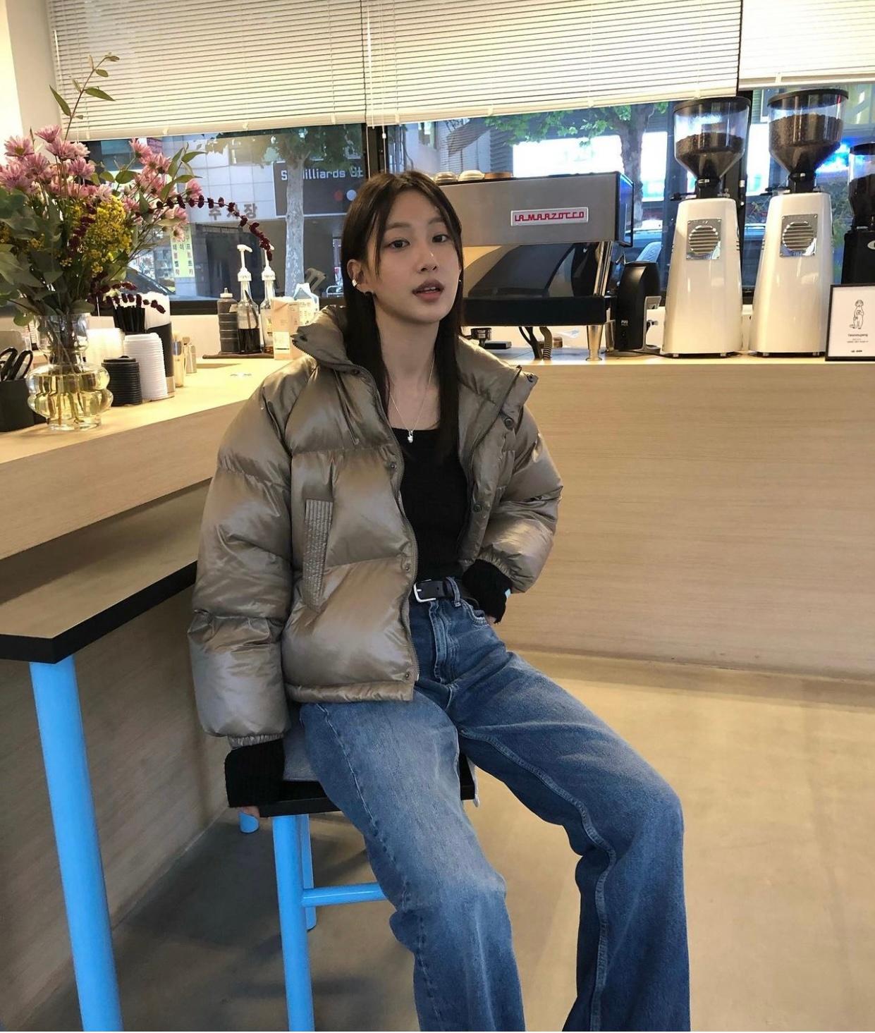 短款羽绒服简约穿搭穿出高级感,小个子冬天穿长款羽绒服好看吗