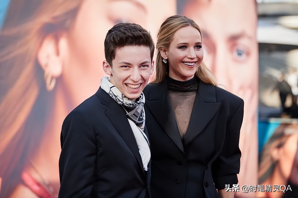 大表姐最辣r级最新剧照曝光——从大腿舞到赤身海滩打斗